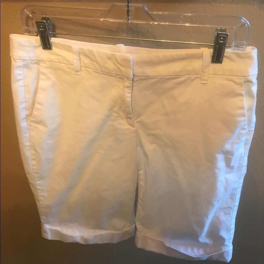 🍀EUC 2 for $15 Ann Taylor white Bermuda shorts.